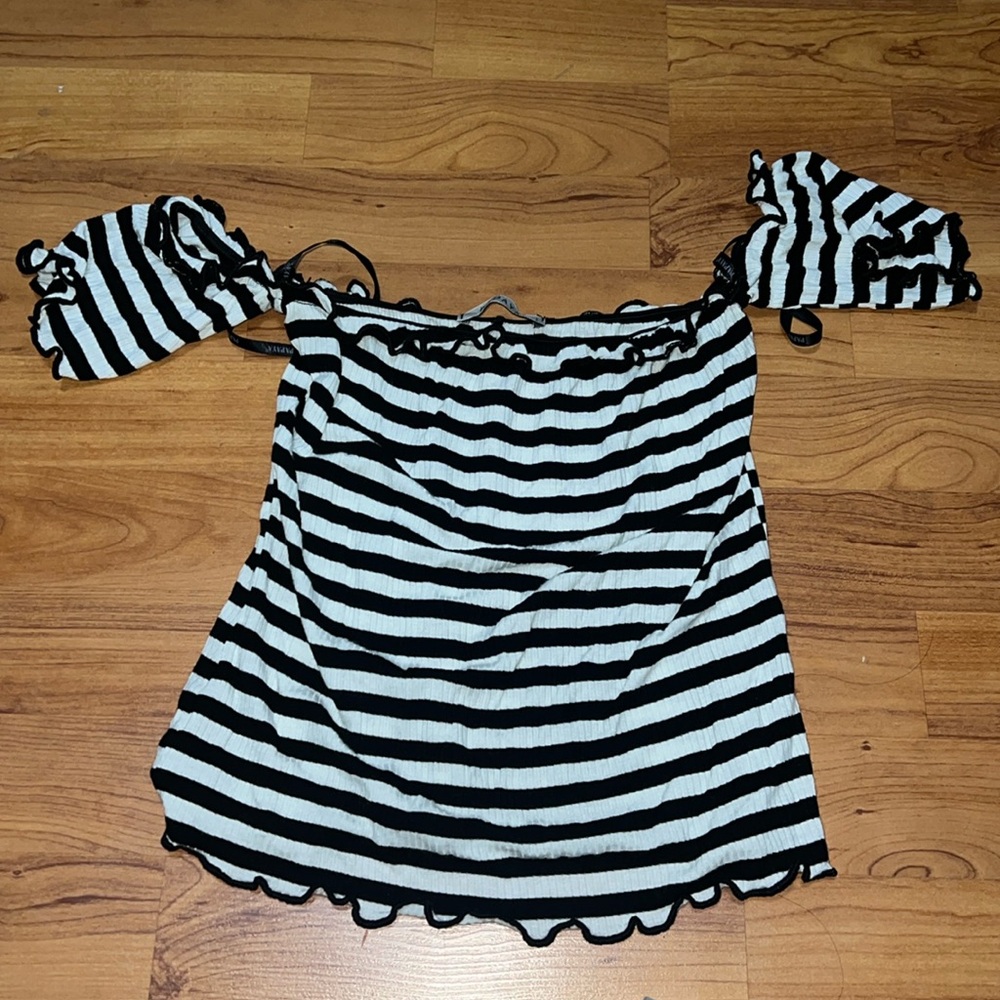 Women’s Black & White cropped shirt